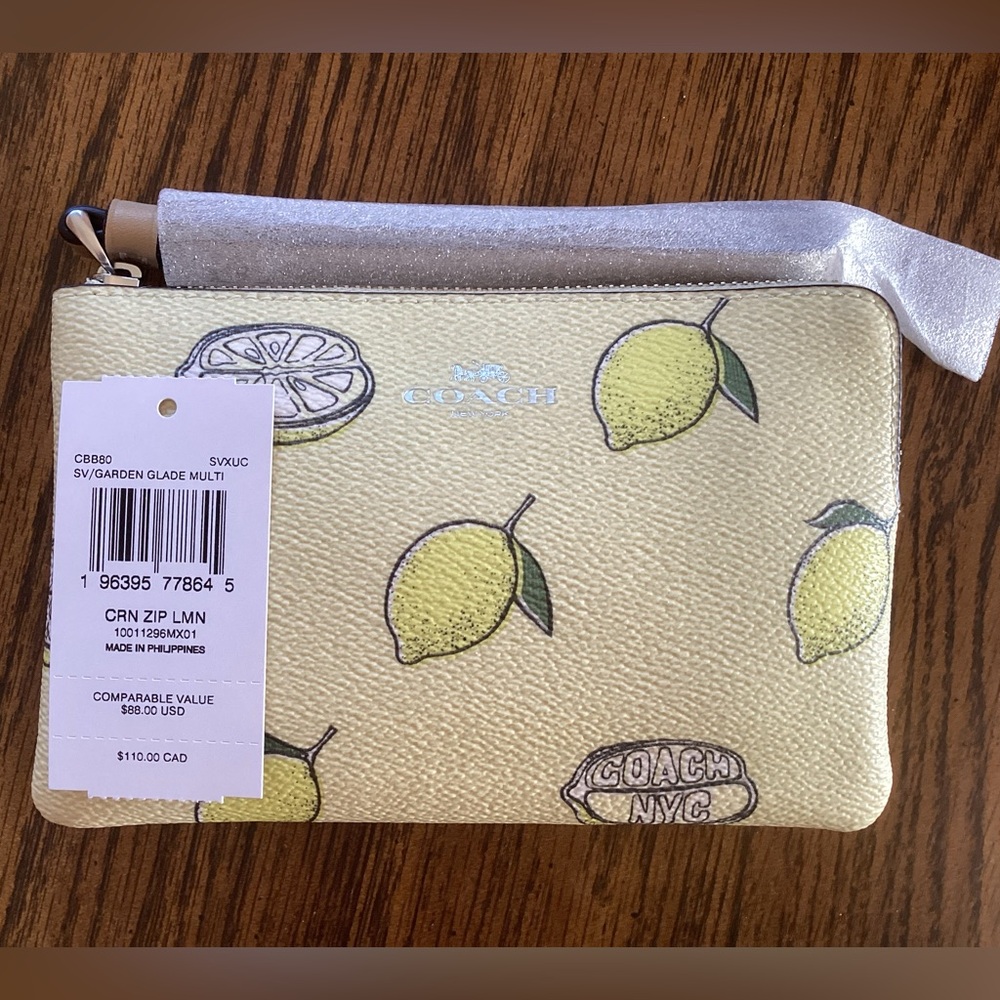 Coach Corner Zip Wristlet in Lemon Print 🍋NWT